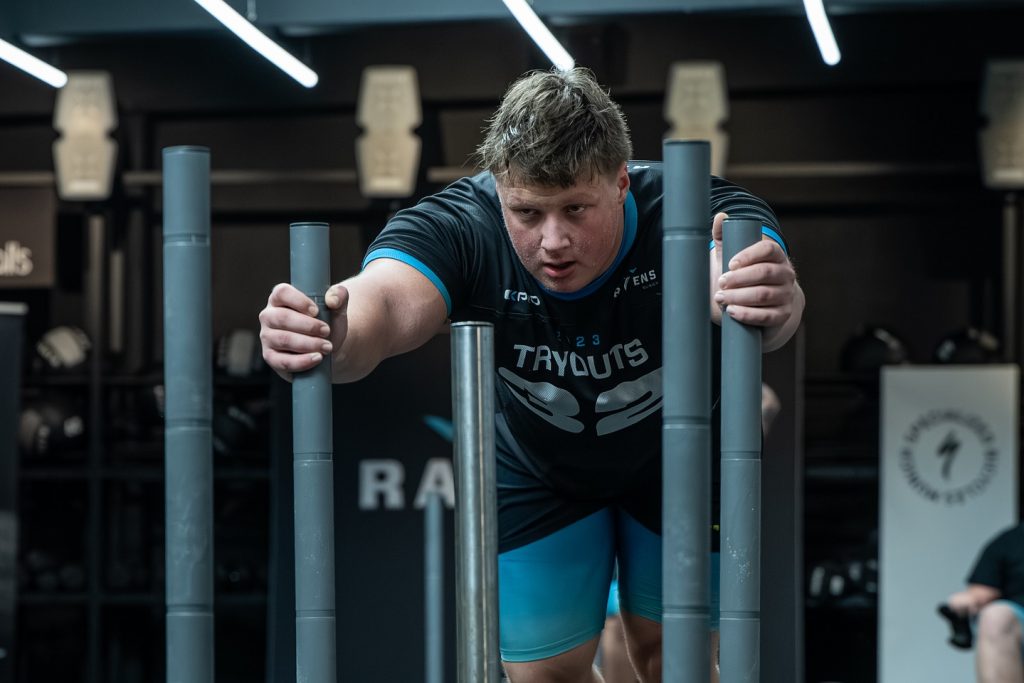 12 hours, countless meters, tons of weight – and one shared mission: a world record.
The Munich Ravens and the Squat Twins showed at the Pace Club what happens when team spirit, energy, and willpower come together.
It wasn’t just about strength – it was about endurance, focus, and mutual motivation.

In the end, one sentence remains:
Alone you are strong – together you are unstoppable.

#munich #ravens #paceclub #worldrecord #challenge