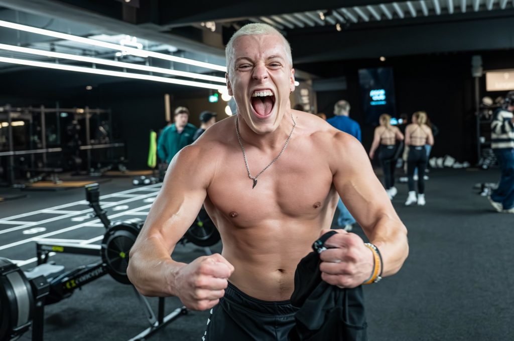 12 hours, countless meters, tons of weight – and one shared mission: a world record.
The Munich Ravens and the Squat Twins showed at the Pace Club what happens when team spirit, energy, and willpower come together.
It wasn’t just about strength – it was about endurance, focus, and mutual motivation.

In the end, one sentence remains:
Alone you are strong – together you are unstoppable.

#munich #ravens #paceclub #worldrecord #challenge