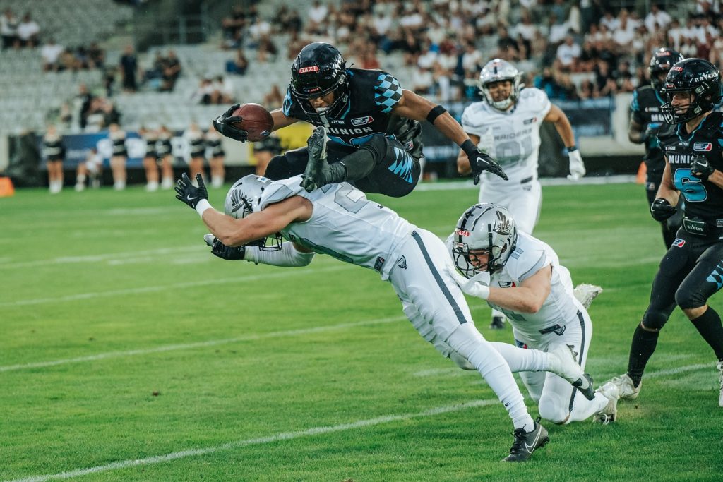 Kept it rolling. Still on track. 1:0!

Thank you @goran_vic_ for the picture of me

#munich #ravens #munichravens #gameday #tirol #raiders #tirolraiders #football #win