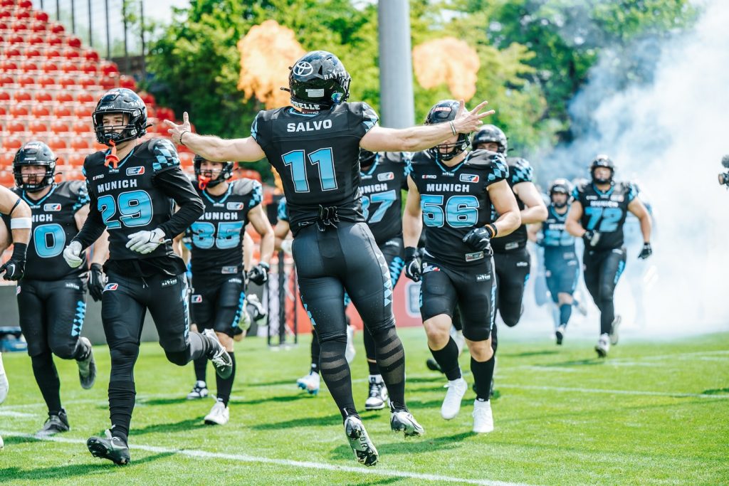 Gameday Recap. Back for year three with the Munich Ravens. Eyes on the prize — let’s make it count.

Thank you @goran_vic_ and @30nullvier_photographie for the photos of me

#football #munich #ravens #europeanleagueoffootball #stepbystep #gameday