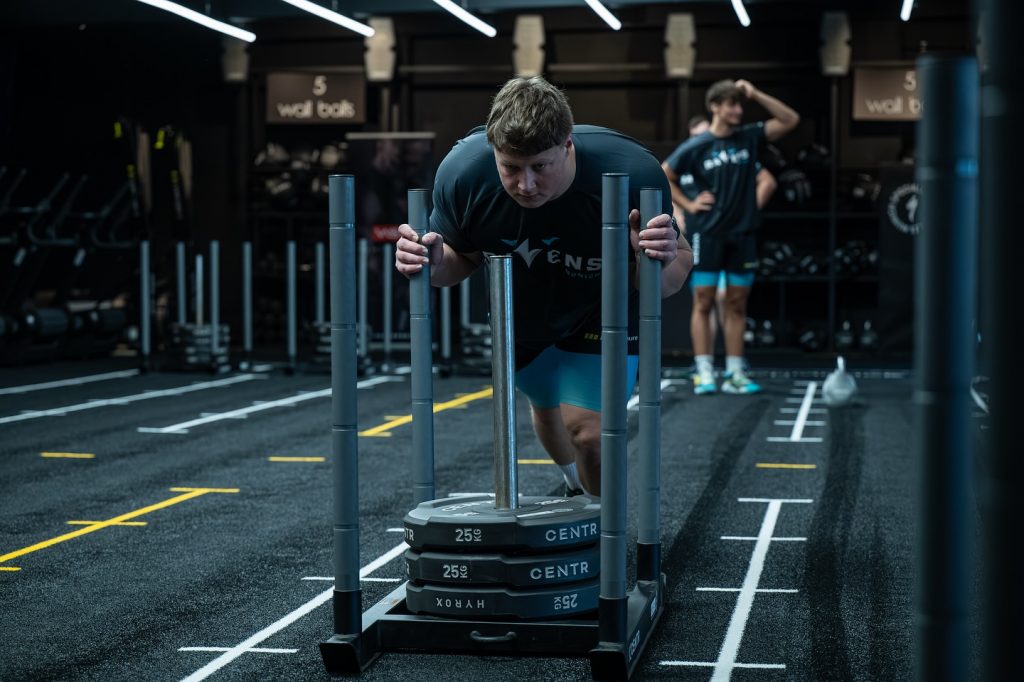 12 hours, countless meters, tons of weight – and one shared mission: a world record.
The Munich Ravens and the Squat Twins showed at the Pace Club what happens when team spirit, energy, and willpower come together.
It wasn’t just about strength – it was about endurance, focus, and mutual motivation.

In the end, one sentence remains:
Alone you are strong – together you are unstoppable.

#munich #ravens #paceclub #worldrecord #challenge