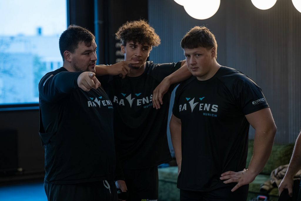 12 hours, countless meters, tons of weight – and one shared mission: a world record.
The Munich Ravens and the Squat Twins showed at the Pace Club what happens when team spirit, energy, and willpower come together.
It wasn’t just about strength – it was about endurance, focus, and mutual motivation.

In the end, one sentence remains:
Alone you are strong – together you are unstoppable.

#munich #ravens #paceclub #worldrecord #challenge