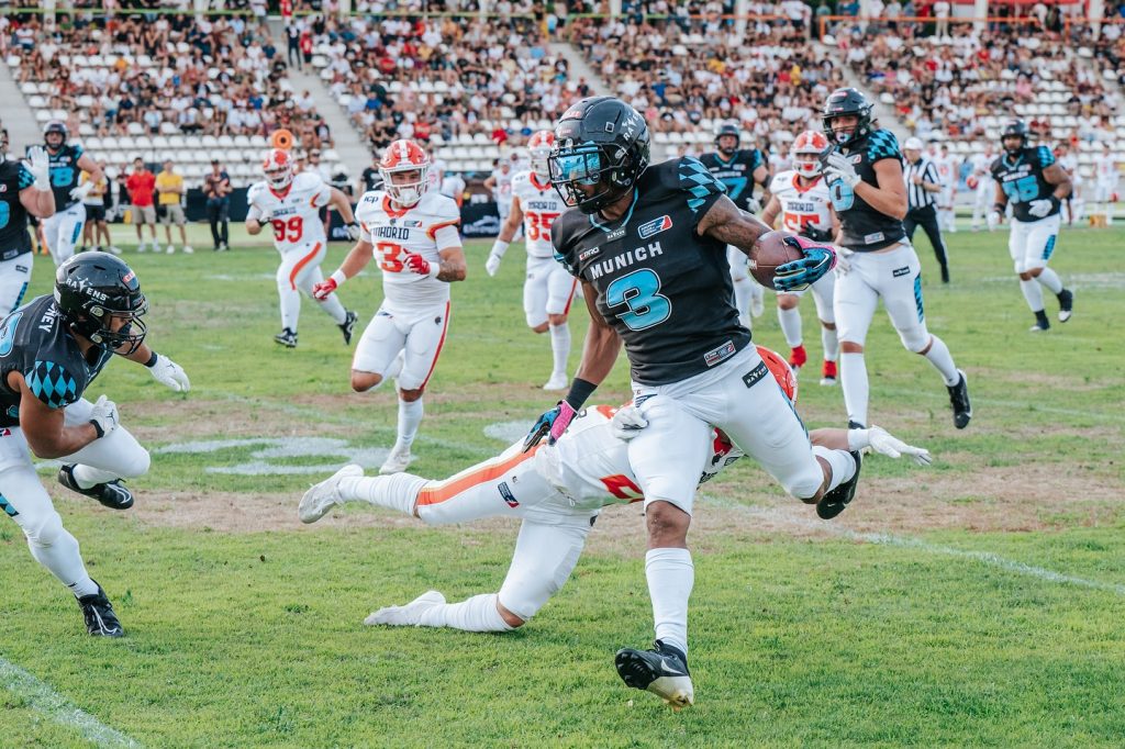 Tough battle, big win. Took down Madrid — one step closer to the playoffs.

#munich #ravens #munichravens #gameday #madrid #madridbravos #hardfight #win #roadtoplayoff