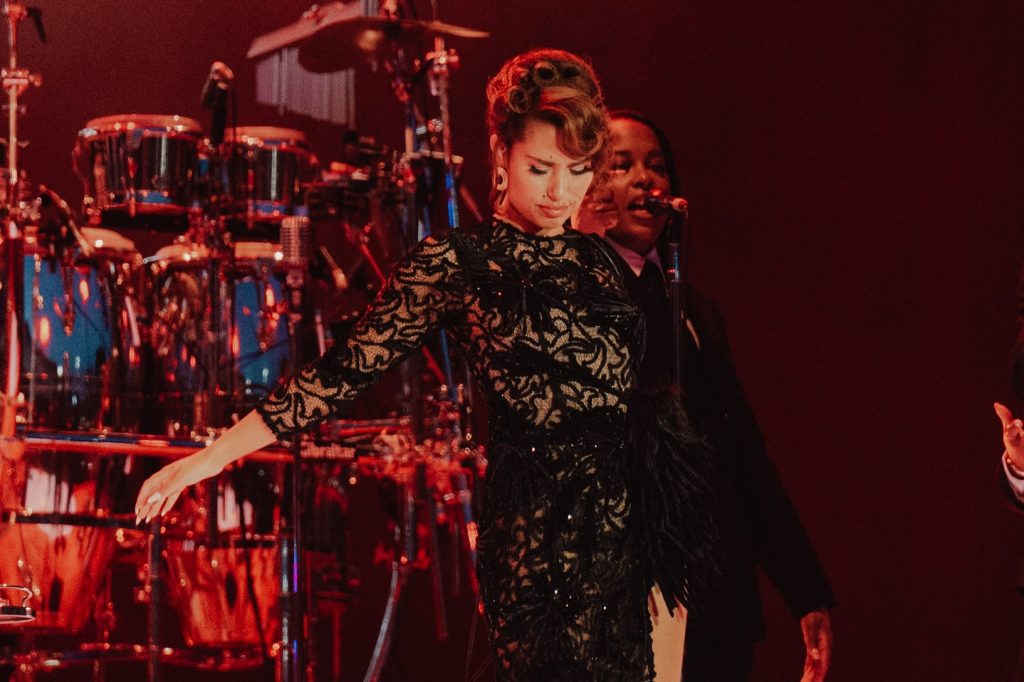 Powerful voice, strong presence, pure energy. Photographing Raye live was nothing short of inspiring.

#Raye #LiveMusic #ConcertPhotography #MusicPhotography #OnStage #ThroughMyLens #LivePerformance #CapturedMoments #PhotographyJourney #ArtistPhotograph #superbloom