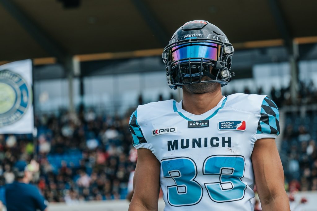 Didn’t punch it in this time—time to reload and hit harder.

📸 Danke für das Foto von mir @zwenjazwenja 

#munich #ravens #football #gameday #unleashyourwings #keepfighting