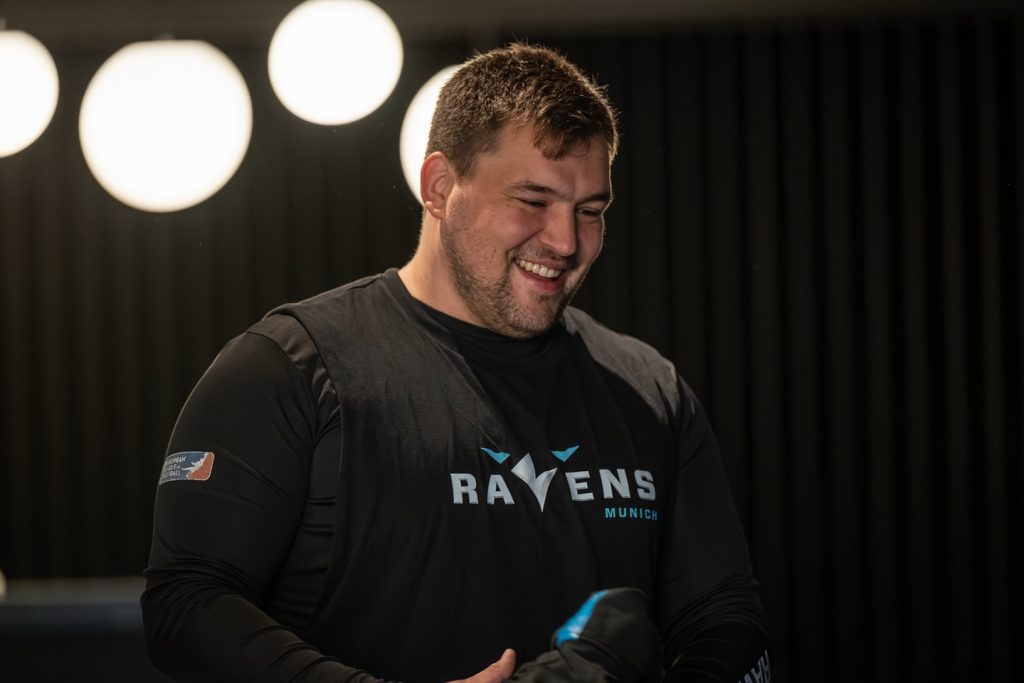 12 hours, countless meters, tons of weight – and one shared mission: a world record.
The Munich Ravens and the Squat Twins showed at the Pace Club what happens when team spirit, energy, and willpower come together.
It wasn’t just about strength – it was about endurance, focus, and mutual motivation.

In the end, one sentence remains:
Alone you are strong – together you are unstoppable.

#munich #ravens #paceclub #worldrecord #challenge