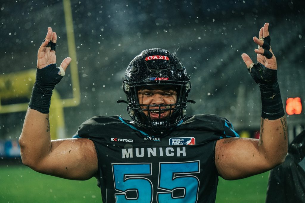 Kept it rolling. Still on track. 1:0!

Thank you @goran_vic_ for the picture of me

#munich #ravens #munichravens #gameday #tirol #raiders #tirolraiders #football #win