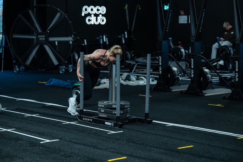 12 hours, countless meters, tons of weight – and one shared mission: a world record.
The Munich Ravens and the Squat Twins showed at the Pace Club what happens when team spirit, energy, and willpower come together.
It wasn’t just about strength – it was about endurance, focus, and mutual motivation.

In the end, one sentence remains:
Alone you are strong – together you are unstoppable.

#munich #ravens #paceclub #worldrecord #challenge