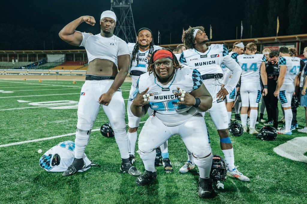 Every drop of sweat, every hit, every yard led us here. Now the true fight begins – the playoffs.

#munich #ravens #munichravens #ravenscrowd #gameday #win #roadtoplayoffs #wroclawpanthers