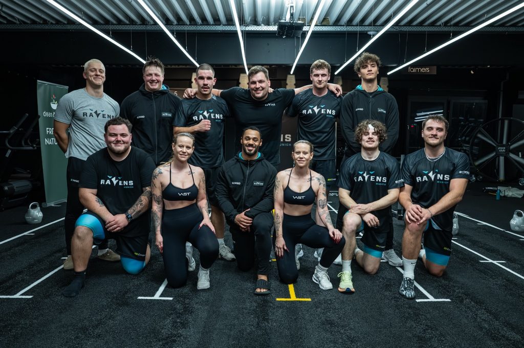 12 hours, countless meters, tons of weight – and one shared mission: a world record.
The Munich Ravens and the Squat Twins showed at the Pace Club what happens when team spirit, energy, and willpower come together.
It wasn’t just about strength – it was about endurance, focus, and mutual motivation.

In the end, one sentence remains:
Alone you are strong – together you are unstoppable.

#munich #ravens #paceclub #worldrecord #challenge