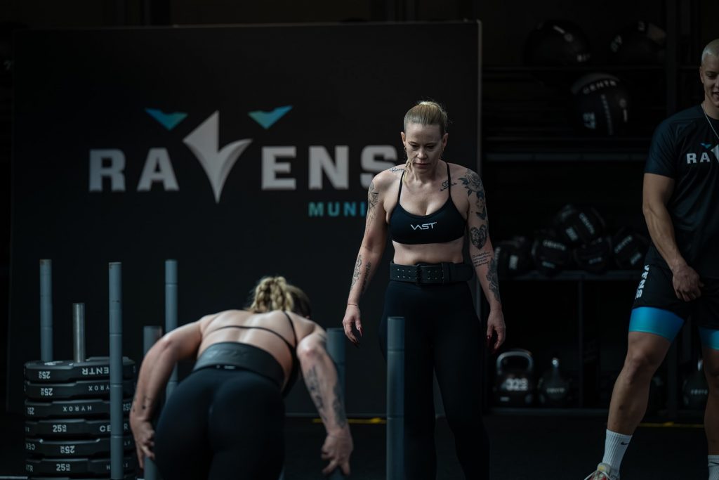 12 hours, countless meters, tons of weight – and one shared mission: a world record.
The Munich Ravens and the Squat Twins showed at the Pace Club what happens when team spirit, energy, and willpower come together.
It wasn’t just about strength – it was about endurance, focus, and mutual motivation.

In the end, one sentence remains:
Alone you are strong – together you are unstoppable.

#munich #ravens #paceclub #worldrecord #challenge