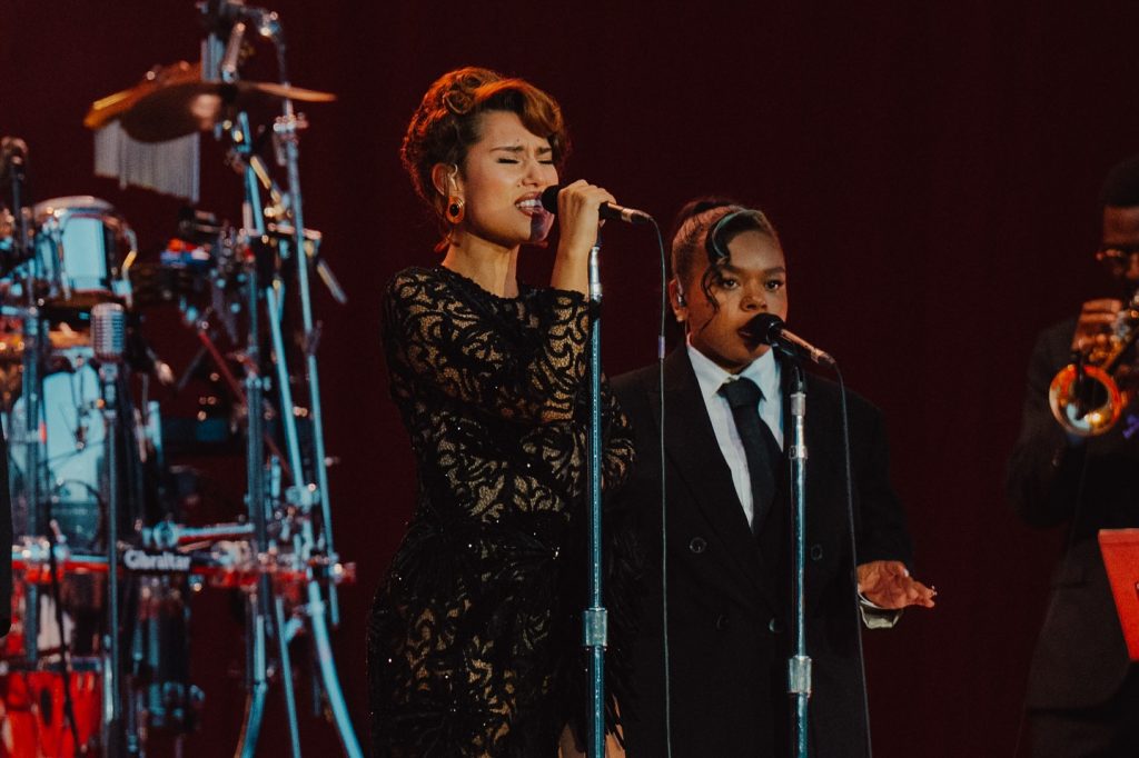 Powerful voice, strong presence, pure energy. Photographing Raye live was nothing short of inspiring.

#Raye #LiveMusic #ConcertPhotography #MusicPhotography #OnStage #ThroughMyLens #LivePerformance #CapturedMoments #PhotographyJourney #ArtistPhotograph #superbloom