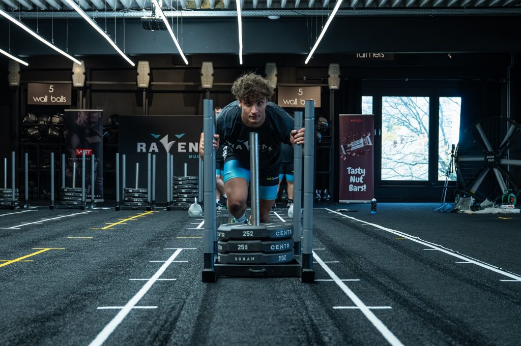 12 hours, countless meters, tons of weight – and one shared mission: a world record.
The Munich Ravens and the Squat Twins showed at the Pace Club what happens when team spirit, energy, and willpower come together.
It wasn’t just about strength – it was about endurance, focus, and mutual motivation.

In the end, one sentence remains:
Alone you are strong – together you are unstoppable.

#munich #ravens #paceclub #worldrecord #challenge