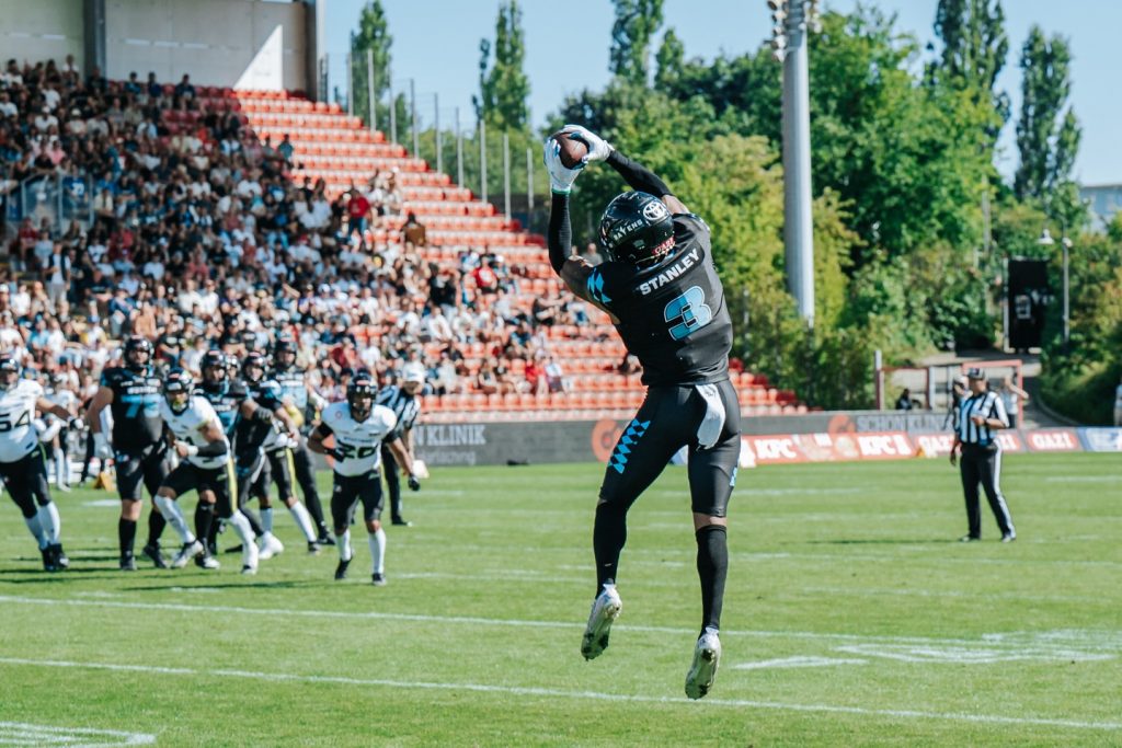 From the first whistle to the last, we left everything out there. The season ends, the legacy continues. Grateful be a part of it 

#munich #ravens #munichravens #gameday #semifinals #stuttgart #surge #football