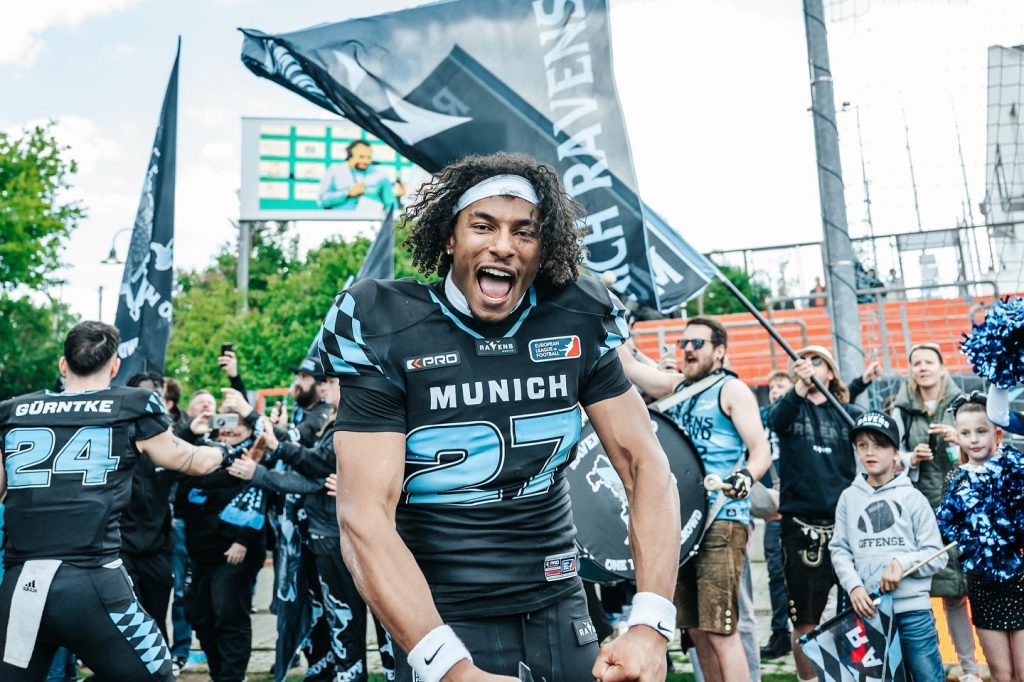 Gameday Recap. Back for year three with the Munich Ravens. Eyes on the prize — let’s make it count.

Thank you @goran_vic_ and @30nullvier_photographie for the photos of me

#football #munich #ravens #europeanleagueoffootball #stepbystep #gameday