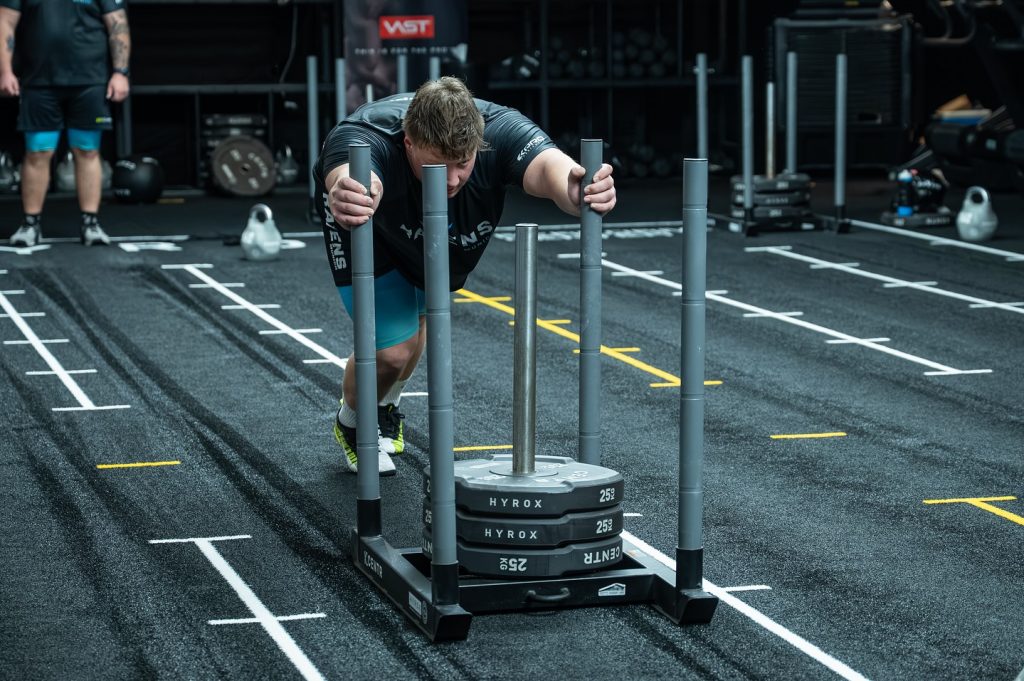 12 hours, countless meters, tons of weight – and one shared mission: a world record.
The Munich Ravens and the Squat Twins showed at the Pace Club what happens when team spirit, energy, and willpower come together.
It wasn’t just about strength – it was about endurance, focus, and mutual motivation.

In the end, one sentence remains:
Alone you are strong – together you are unstoppable.

#munich #ravens #paceclub #worldrecord #challenge