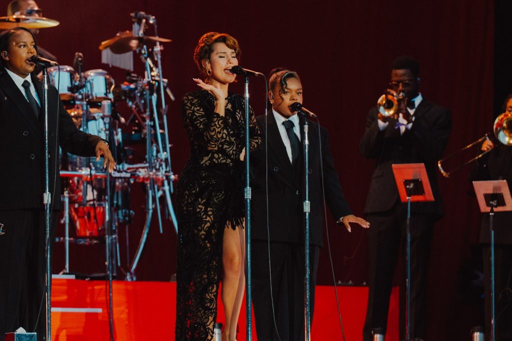 Powerful voice, strong presence, pure energy. Photographing Raye live was nothing short of inspiring.

#Raye #LiveMusic #ConcertPhotography #MusicPhotography #OnStage #ThroughMyLens #LivePerformance #CapturedMoments #PhotographyJourney #ArtistPhotograph #superbloom