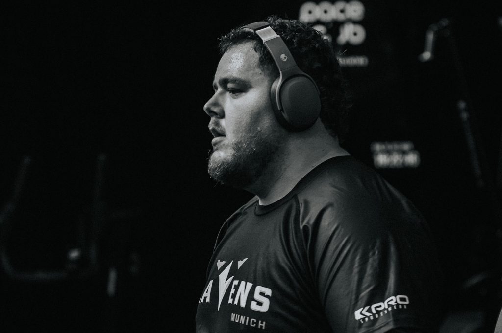 12 hours, countless meters, tons of weight – and one shared mission: a world record.
The Munich Ravens and the Squat Twins showed at the Pace Club what happens when team spirit, energy, and willpower come together.
It wasn’t just about strength – it was about endurance, focus, and mutual motivation.

In the end, one sentence remains:
Alone you are strong – together you are unstoppable.

#munich #ravens #paceclub #worldrecord #challenge