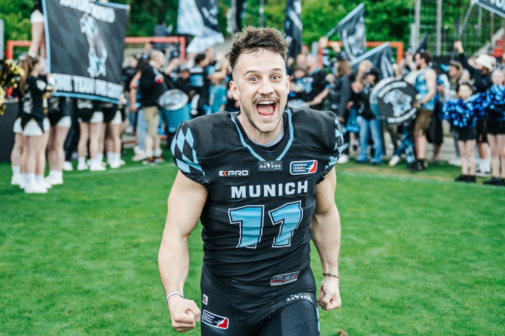 Gameday Recap. Back for year three with the Munich Ravens. Eyes on the prize — let’s make it count.

Thank you @goran_vic_ and @30nullvier_photographie for the photos of me

#football #munich #ravens #europeanleagueoffootball #stepbystep #gameday